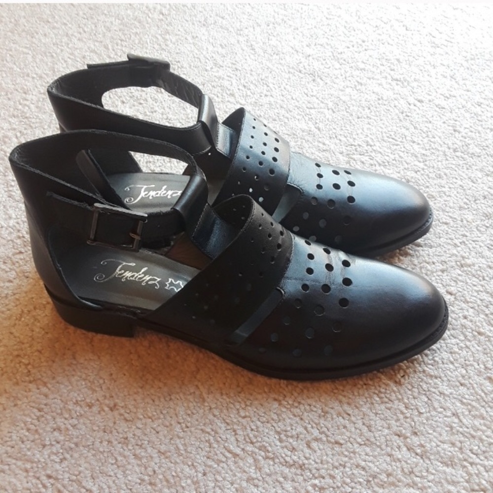 Fendenz closed toe gladiators European size 40